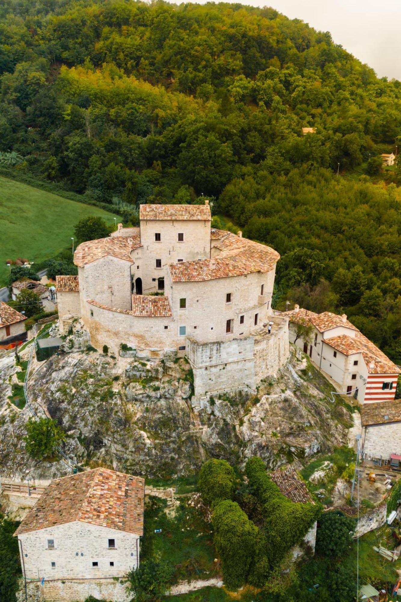 Отель Castel Di Luco Аквазанта-Терме Экстерьер фото