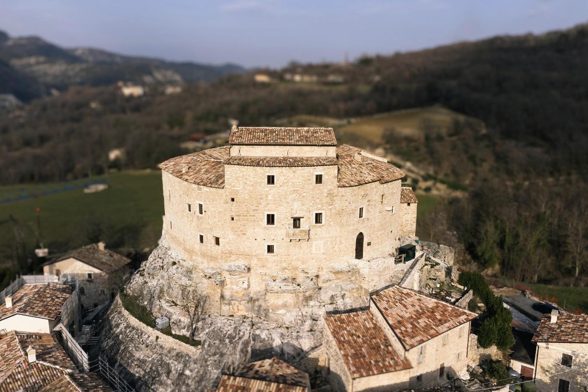Отель Castel Di Luco Аквазанта-Терме Экстерьер фото