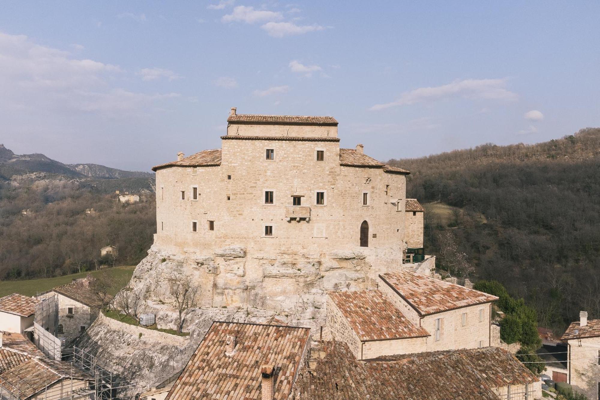 Отель Castel Di Luco Аквазанта-Терме Экстерьер фото