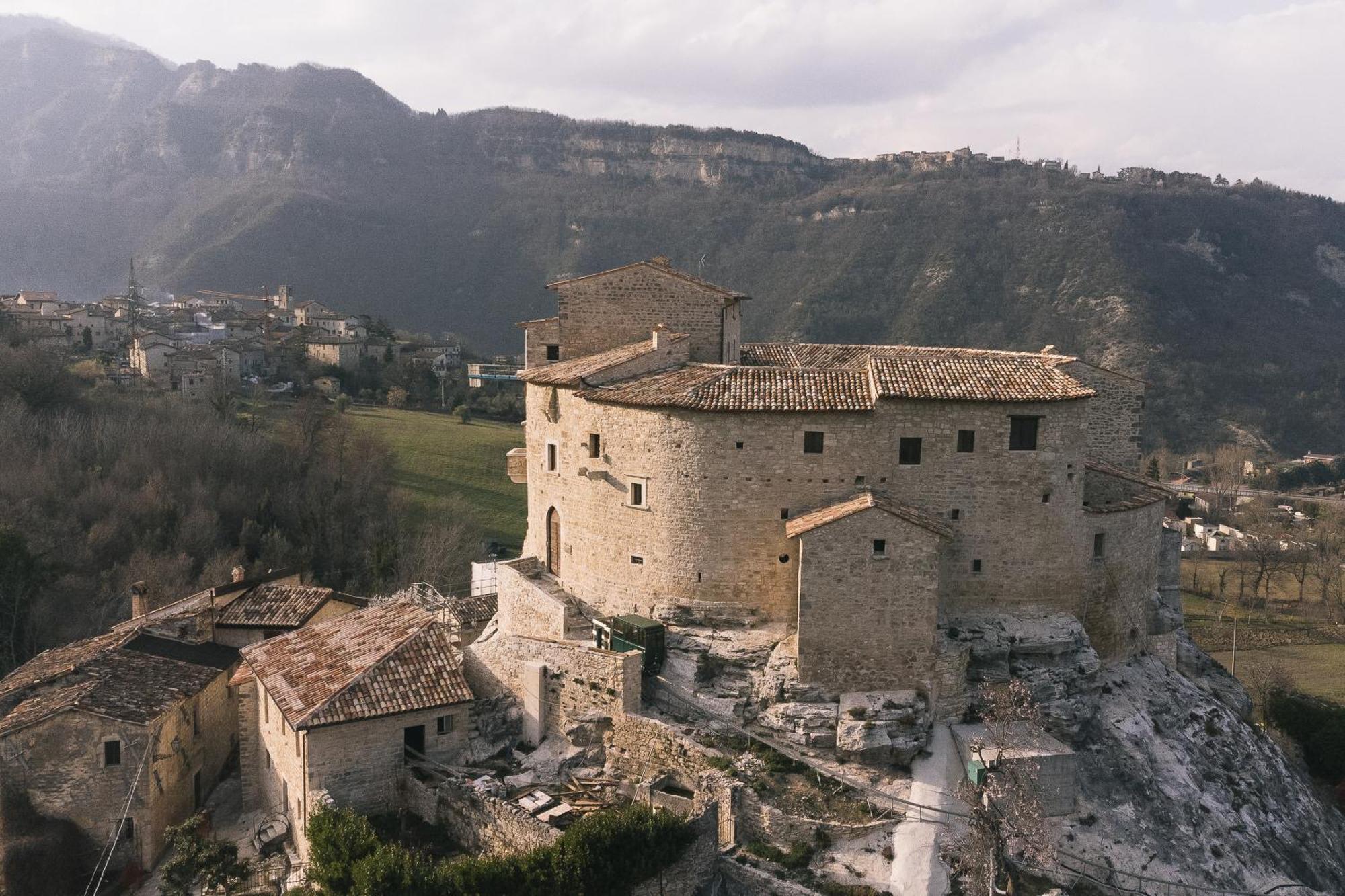 Отель Castel Di Luco Аквазанта-Терме Экстерьер фото