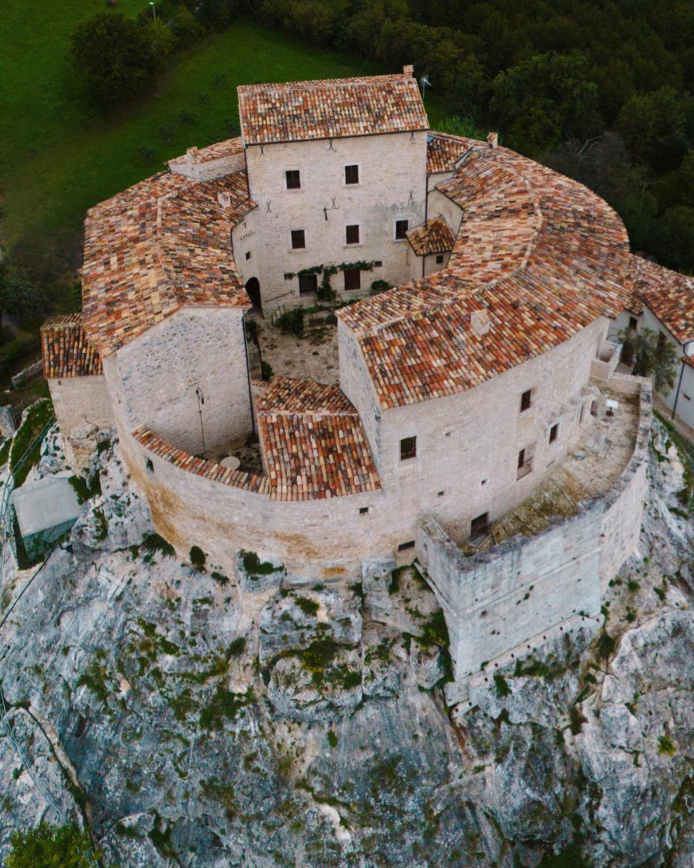 Отель Castel Di Luco Аквазанта-Терме Экстерьер фото